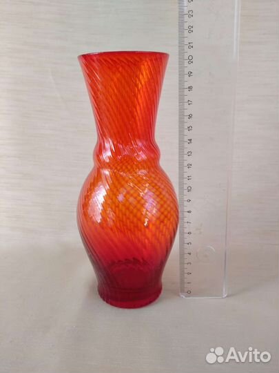 Ваза красное стекло