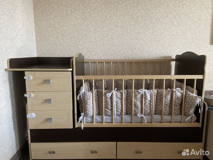 Детская кроватка с маятником