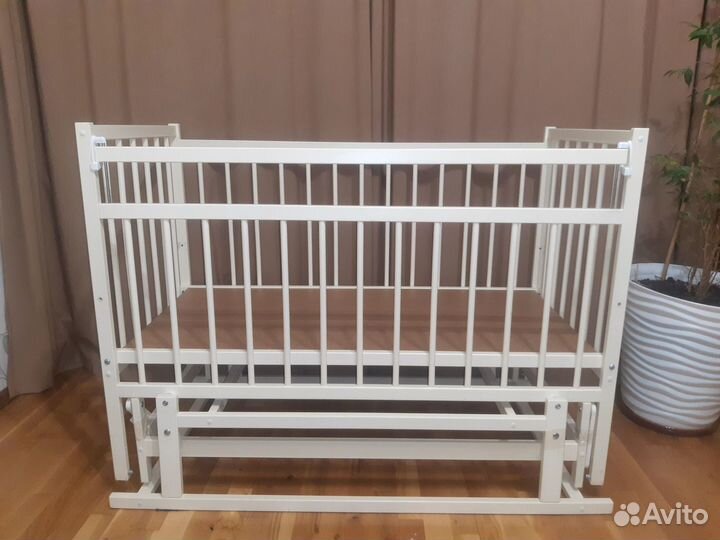 Детская кроватка с маятником