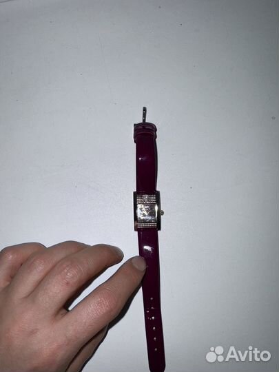 Золотые часы ника с бриллиантом