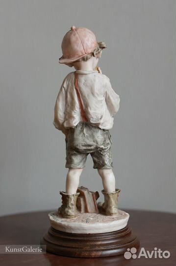 Giuseppe Armani Мальчик с яблочком Capodimonte