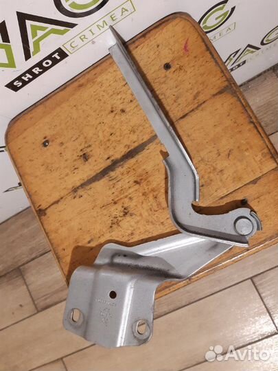 Петля капота правая Volkswagen Jetta MK6 (163)