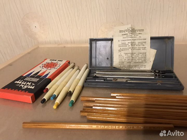 Кисти худож.N1,2,8,карандаши СССР и др