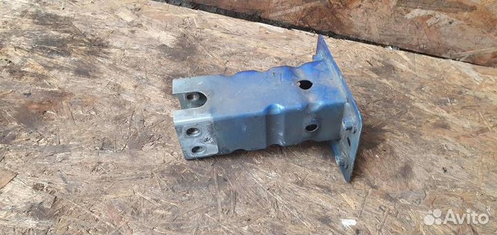 Кронштейн усилителя переднего бампера левый Opel