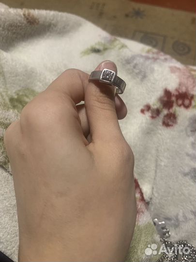 Кольцо с бриллиантом