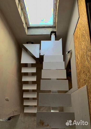 Облицовка лестничного металлокаркаса деревом