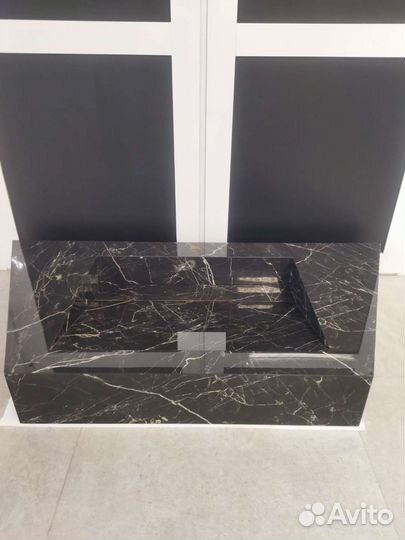 Умывальник из керамической плитки