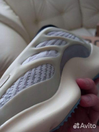 Adidas yeezy 700 v3 azael 39 размер