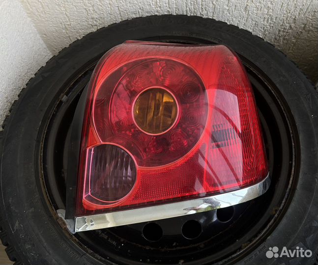 Фонарь задний правый Toyota Avensis T250