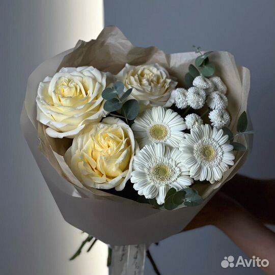 Нежный букет из роз и гермини