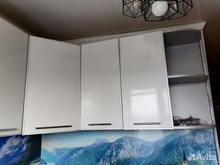 Верхняя часть гарнитура вместе с вытяжкой