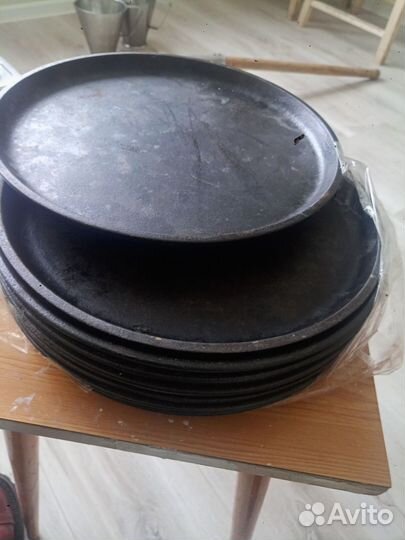 Чугунная сковорода с деревянной подставкой