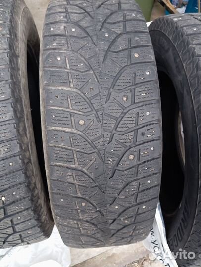 Bridgestone Blizzak Spike-02 SUV 235/65 R17