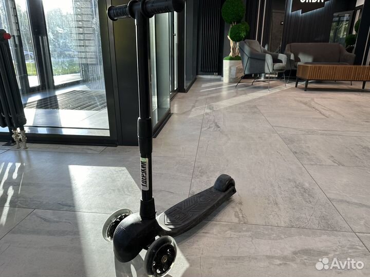 Самокат детский со светящимися колесами