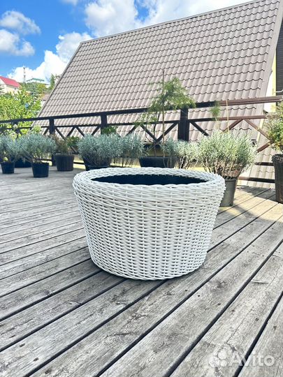 Кашпо напольное из ротанга