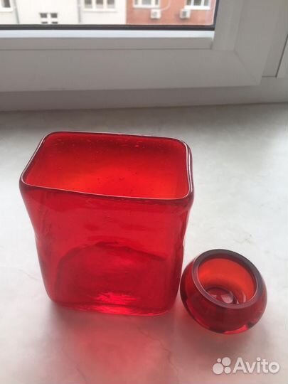 Вазы из красного стекла