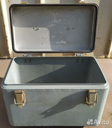 Ящик алюминиевый с ручкой и замками. СССР