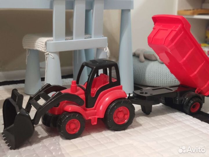 Трактор большой с прицепом