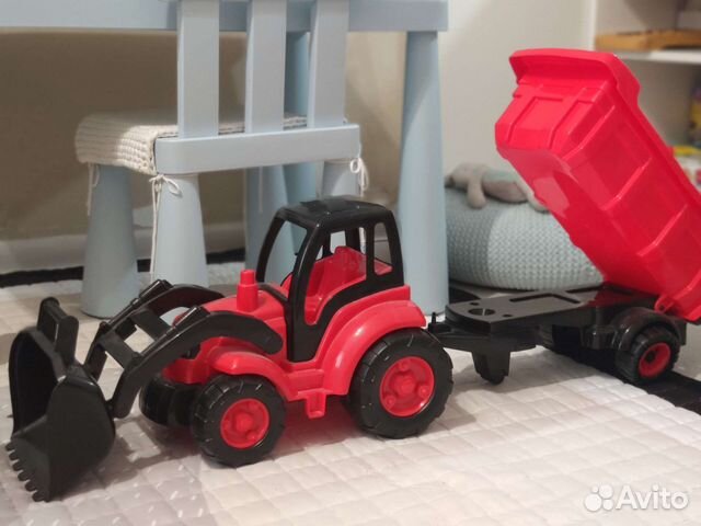 Трактор большой с прицепом