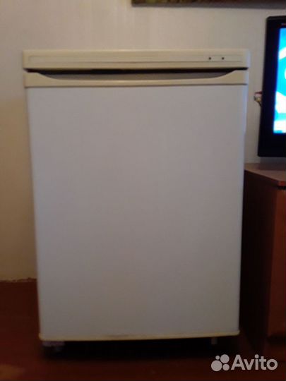 Телевизор с сприставкой и холодильник