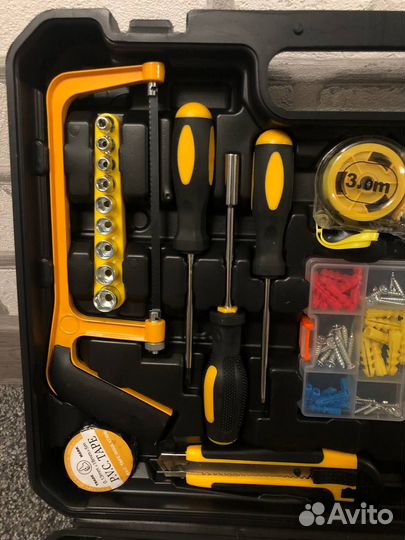 Шуруповерт dewalt с набором инструментов