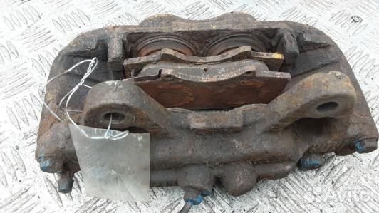 Суппорт тормозной передний правый toyota land crui