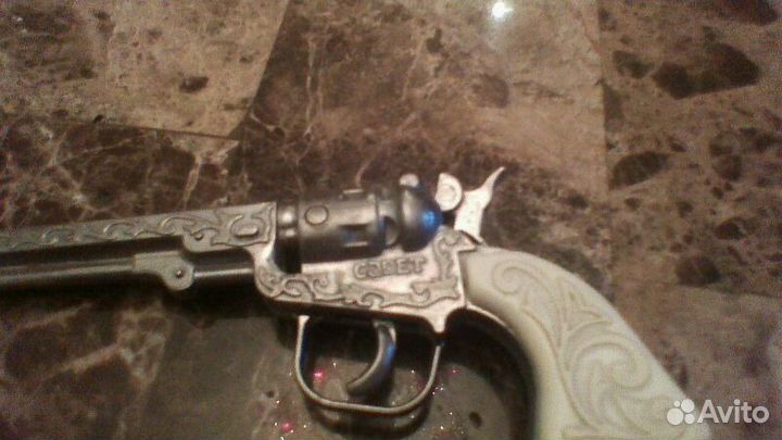 Игрушечный револьвер
