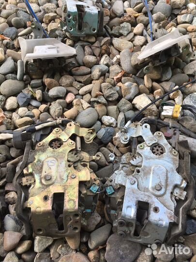 Замок задней боковой двери Toyota Noah 2002, AZR