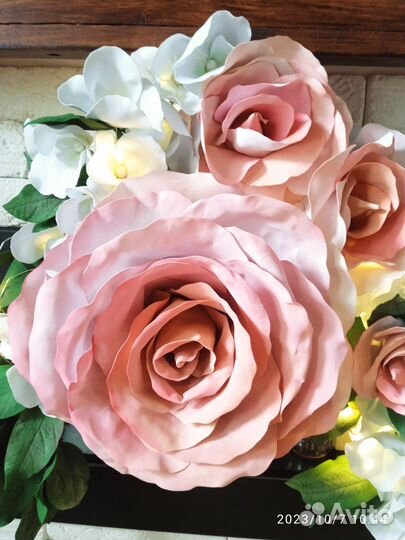 Композиция из искусственных цветов