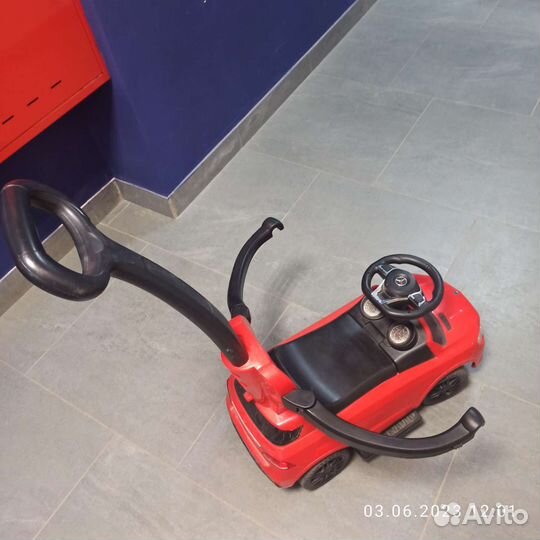 Машинка каталка толокар с ручкой