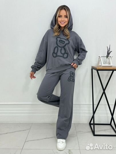 Женский спортивный костюм