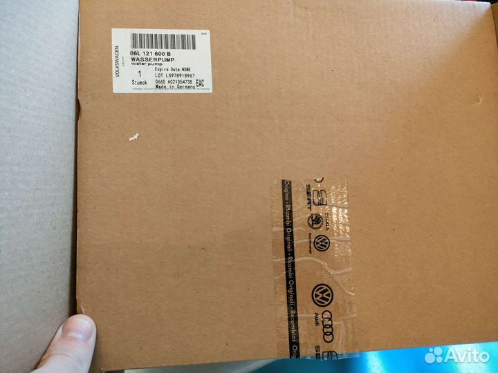 Помпа в сборе с термостатом 06L121111H