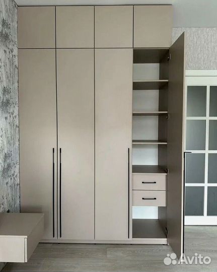 Шкаф распашной с полками