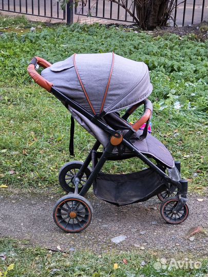 Прогулочная коляска с утепленной накидкой
