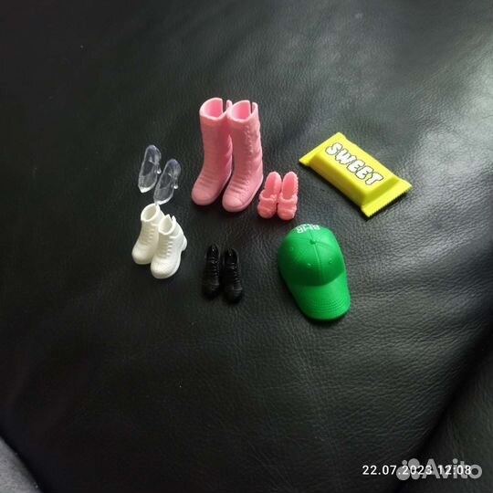 Лот обуви и аксессуаров для куклы барби и кена