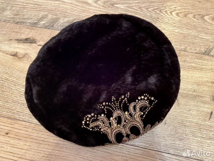 Берет / шапка из меха овчины с вышивкой