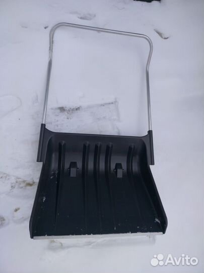 Скрепер и лопата для уборки снега