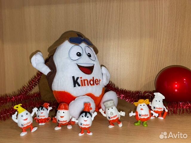 Коллекционная игрушка киндер авиатор с рюкзаком