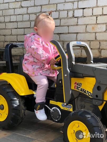 Педальный трактор