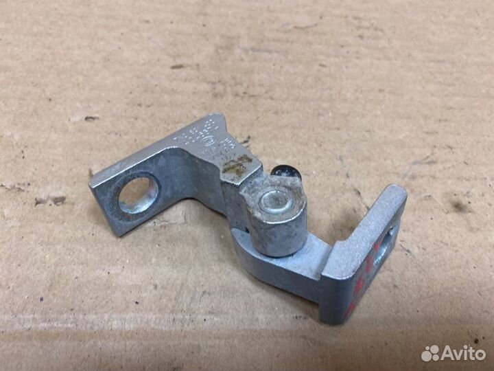 Петля двери передняя правая Volkswagen Polo cfna