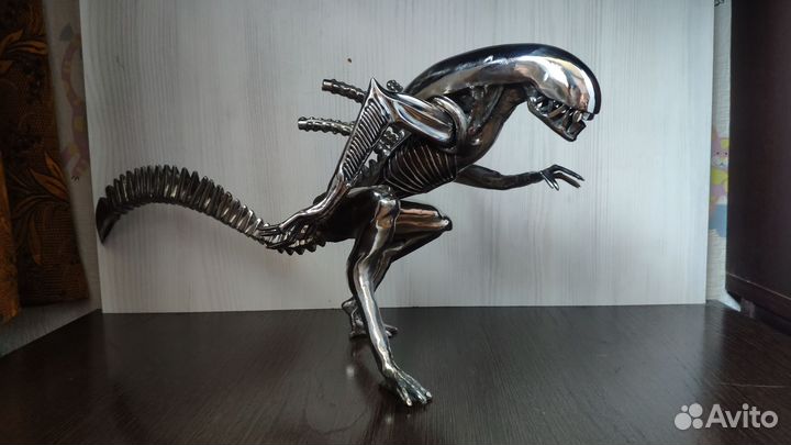 Фигурка чужой