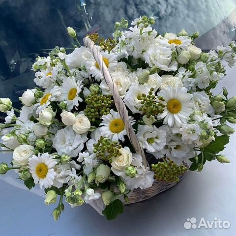 Полевые цветы в корзине