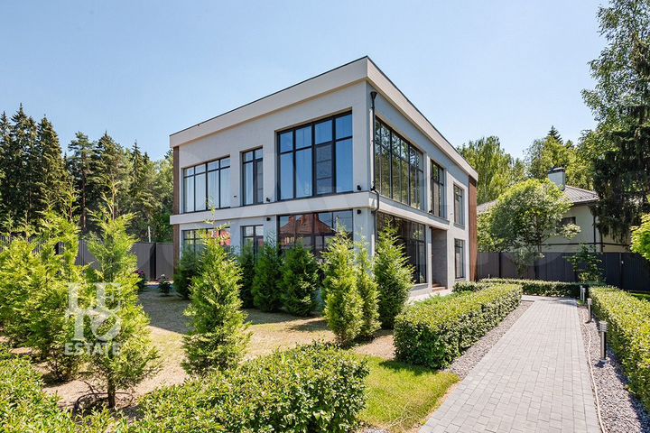 Дом 385 м² на участке 13,2 сот.