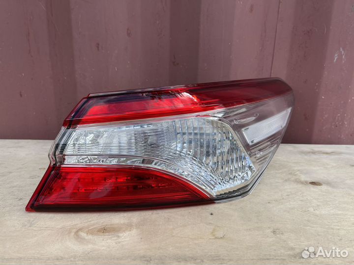 Фонарь внешний правый Toyota Camry V70