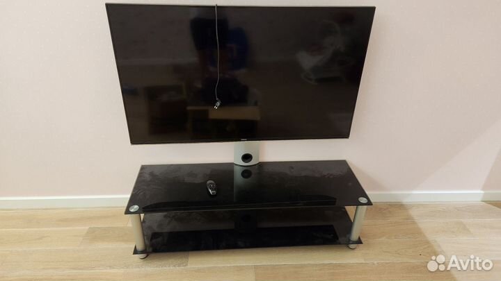 Тумба под телевизор стеклянная с кронштейном