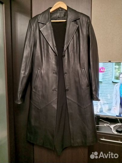 Кожаный плащ и кардиган очень стильно смотрится