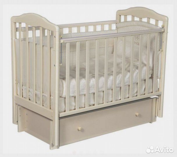 Детская кроватка с маятником