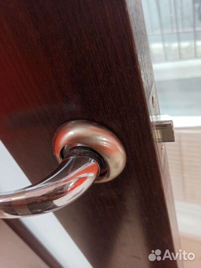 Межкомнатная дверь с замком и петлями 60 см