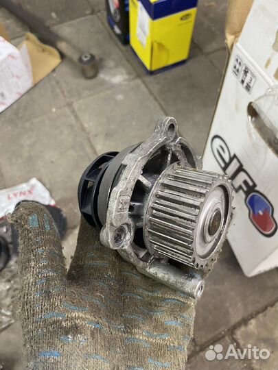 Помпа Audi A4 B6 2.0 (ALT)