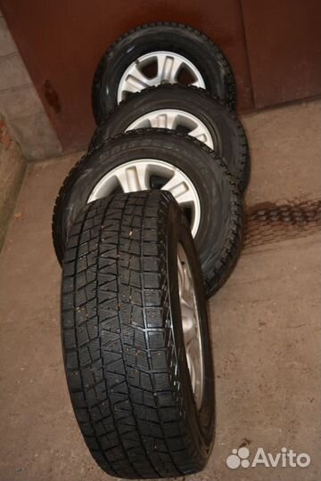 Bridgestone Blizzak DM-V2 275/65 R17